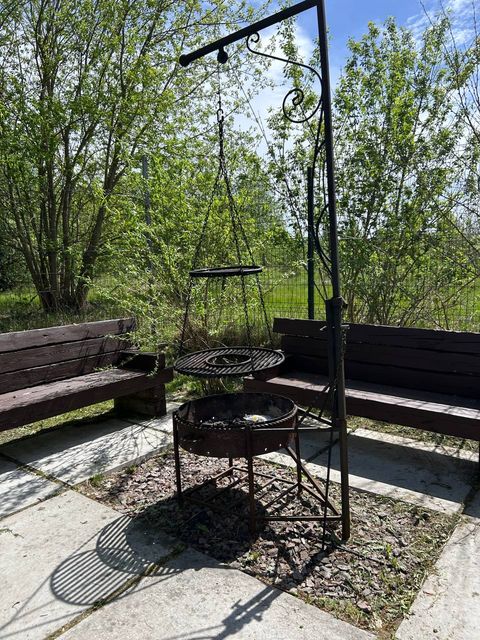 Зона BBQ із підвісним грилем і двома лавами