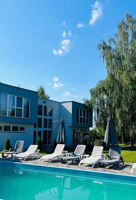 Головний корпус Tur House і басейн