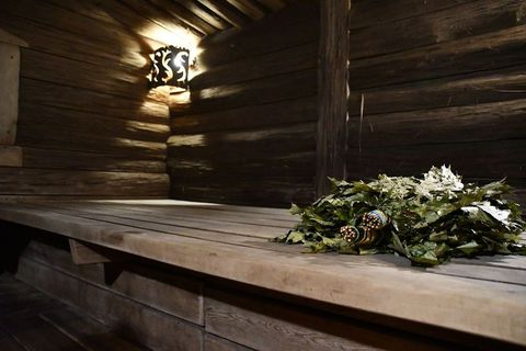 Парна з дерев'яними стінами та банним віником