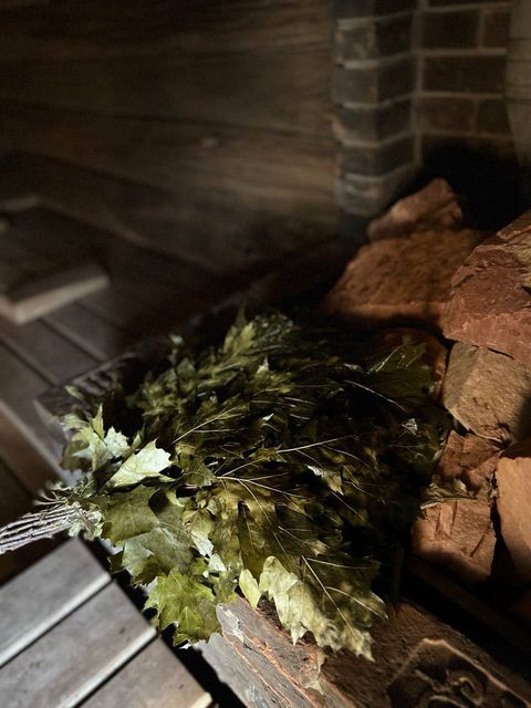 Банний віник на камінні в парній