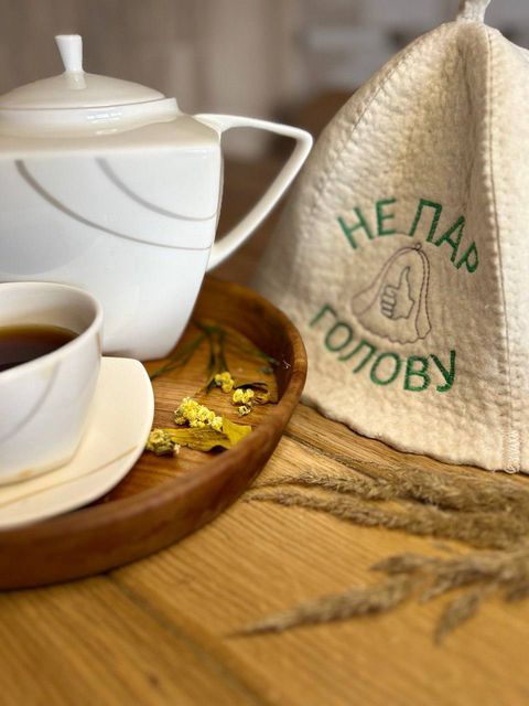 Чай і банна шапка з написом «Не пар голову»